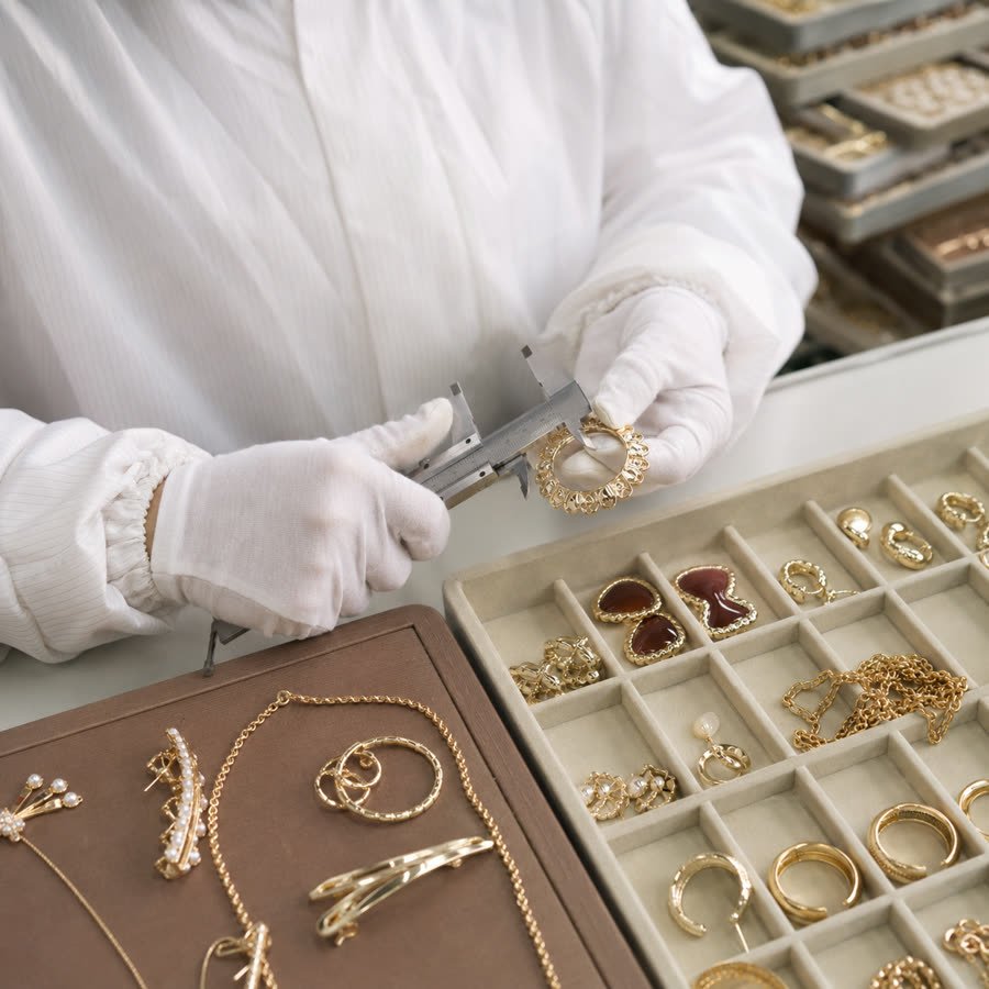 Qualitätsprüfung von Schmuck und Accessoires